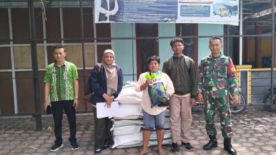 Babinsa Prajekan Kidul Dampingi Penyaluran Bibit Padi M70, Perkuat Ketahanan Pangan Desa