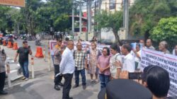 Ibu Korban Penganiayaan Brutal, Berdoa dan Menyampaikan Aspirasinya di Polrestabes Medan
