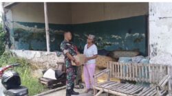 Sentuh Hati Warga! Babinsa Koncer Kidul Serma Lugito Antar Langsung Sembako untuk Janda Kurang Mampu di Dusun Rowo