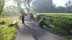 Babinsa Tumpeng Jadi Motor Gotong Royong, Aksi Kopka David Bersihkan Jalan Tuai Apresiasi Warga