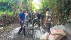 Aksi Serka Irwan di Tengah Warga Banyu Wulu Ini Jadi Sorotan, Jalan 140 Meter Disulap Lewat Gotong Royong