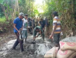 Aksi Serka Irwan di Tengah Warga Banyu Wulu Ini Jadi Sorotan, Jalan 140 Meter Disulap Lewat Gotong Royong