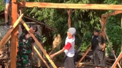 Babinsa Koramil 0822/05 Hadir di Tengah Masyarakat, Bedah Rumah Lansia Tidak Layak Huni Wujud Kepedulian Nyata TNI