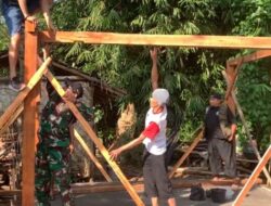 Babinsa Koramil 0822/05 Hadir di Tengah Masyarakat, Bedah Rumah Lansia Tidak Layak Huni Wujud Kepedulian Nyata TNI