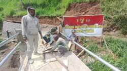 Dari Cor Semen Hingga Pasang Besi, Babinsa Posramil Pakem Rela Kotor Demi Infrastruktur Desa