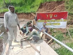 Dari Cor Semen Hingga Pasang Besi, Babinsa Posramil Pakem Rela Kotor Demi Infrastruktur Desa
