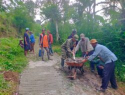 Babinsa Koramil 0822/05 Wringin Bersama Warga Banyu Wulu Pasang Cempolong dan Rambat Jalan