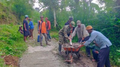 Babinsa Koramil 0822/05 Wringin Bersama Warga Banyu Wulu Pasang Cempolong dan Rambat Jalan