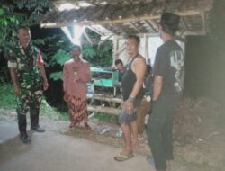 Jaga Keamanan Lingkungan, Babinsa Dawuhan Aktif Komsos Bersama Warga di Pos Kamling