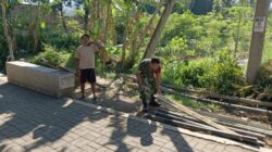 Babinsa Desa Petung Turun Langsung Bantu Warga Belah Bambu, Wujud Kedekatan TNI dengan Rakyat