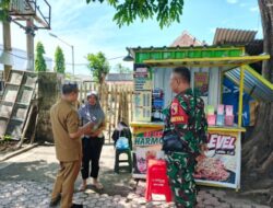 Babinsa Kademangan dan Lurah Turun Langsung Komsos Bersama Pedagang Kaki Lima