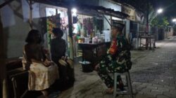 Babinsa Koramil 0822/05 Pakem Pererat Kedekatan dengan Warga Lewat Komsos di Warung Kelontong