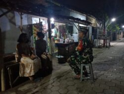 Babinsa Koramil 0822/05 Pakem Pererat Kedekatan dengan Warga Lewat Komsos di Warung Kelontong