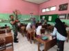 Babinsa Grujugan Jadi Garda Terdepan! Sertu Mario Kawal Kesehatan Siswa SD di Bondowoso