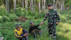 Humanis dan Membumi, Dandim 0822 Bondowoso Ngobrol Santai dengan Petani Kopi di Lereng Sumber Wringin