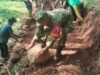 Gotong Royong Tanpa Upah, Babinsa dan Warga Bondowoso Bangun Jalan Kifayah