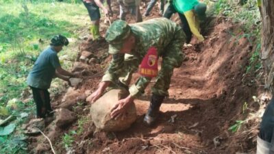 Gotong Royong Tanpa Upah, Babinsa dan Warga Bondowoso Bangun Jalan Kifayah
