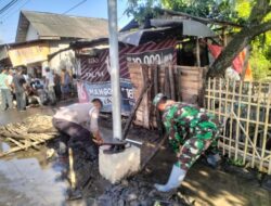 Sinergitas TNI-Polri di Bondowoso, Babinsa dan Bhabinkamtibmas Kompak Ajak Warga Kerja Bakti Demi Lingkungan Bersih