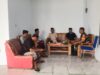 Perkuat Sinergi dan Kebersamaan, Babinsa Padasan Sertu Saipudinur Gelar Komsos Bersama Perangkat Desa