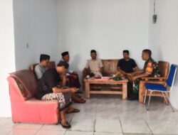 Perkuat Sinergi dan Kebersamaan, Babinsa Padasan Sertu Saipudinur Gelar Komsos Bersama Perangkat Desa
