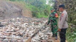 Rumah Warga di Botolinggo Ludes Dilalap Api, Babinsa dan Warga Bergerak Cepat Padamkan Kebakaran