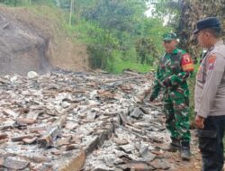 Rumah Warga di Botolinggo Ludes Dilalap Api, Babinsa dan Warga Bergerak Cepat Padamkan Kebakaran