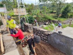 Babinsa Sumber Salak Intensif Dampingi Pembangunan Jembatan Perintis Garuda, Warga Antusias Gotong Royong