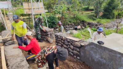 Babinsa Sumber Salak Intensif Dampingi Pembangunan Jembatan Perintis Garuda, Warga Antusias Gotong Royong