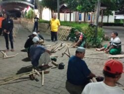 Babinsa Dadapan Gotong Royong Siapkan Lokasi Pemotongan Hewan Kurban di Ponpes Al Islah
