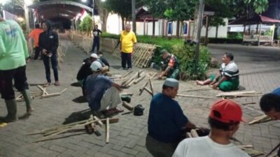 Babinsa Dadapan Gotong Royong Siapkan Lokasi Pemotongan Hewan Kurban di Ponpes Al Islah