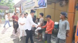 Polres Bondowoso Tebar Kepedulian di Hari Raya Idul Adha dengan membagi daging kurban kepada masyarakat