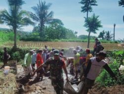 Babinsa Gunungsari Turun Tangan! Serka Suparno Pimpin Kerja Bakti, Warga Dusun Peeh Salut dengan Kepeduliannya