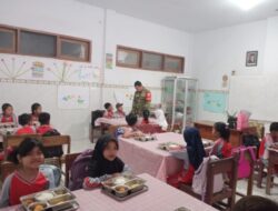 Babinsa Koramil Pujer Dampingi Distribusi Program Makan Bergizi Gratis untuk 1.552 Penerima Manfaat