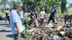 Jumat Bersih, Muspika Prajekan Bersama Koramil dan Warga Gotong Royong Bersihkan Lingkungan