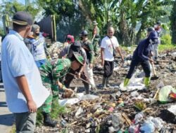 Jumat Bersih, Muspika Prajekan Bersama Koramil dan Warga Gotong Royong Bersihkan Lingkungan