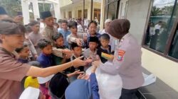 Jumat Berkah Berbagi Polres Bondowoso, 500 Nasi Kotak Dibagikan kepada Jamaah Usai Salat Jumat