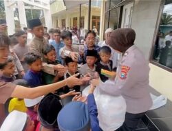 Jumat Berkah Berbagi Polres Bondowoso, 500 Nasi Kotak Dibagikan kepada Jamaah Usai Salat Jumat