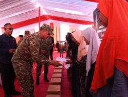 Menyapa dan Berbagi, Pangdam V/Brawijaya Serahkan Bantuan Sosial kepada Warga Sukorejo