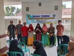 Babinsa Kawal Penyaluran BLT-DD, Warga Sumbersuko Terima Bantuan Tiga Bulan Sekaligus