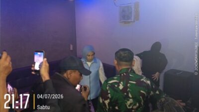 Wabup Sidoarjo Mimik Idayana Bersama Tim Gabungan Grebek Tempat Karaoke Nakal dan Sita Puluhan Miras