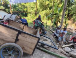 Babinsa Sucolor Kawal Penuh Pembangunan Jembatan Perintis Garuda Demi Masa Depan Warga