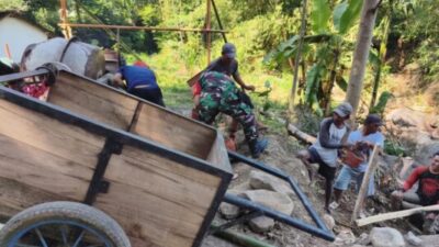 Babinsa Sucolor Kawal Penuh Pembangunan Jembatan Perintis Garuda Demi Masa Depan Warga