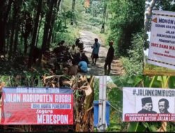 WARGA DUSUN PANCUR KECEWA, BENTANG BANNER DAN COR JALAN DENGAN SWADAYA