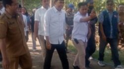 Tinjau Perbaikan Jalan dan Irigasi di Desa Wonojati, Bupati Jember Gus Fawait Pastikan Akses Pertanian Lancar