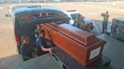 DVI Polda Jatim Serahkan Jenazah Kelima Korban KM Mutiara Sentosa II