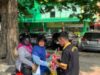 Kelompok Motor Insieme Bagi-Bagi Bendera Merah Putih Jelang HUT RI ke-81