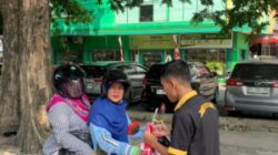Kelompok Motor Insieme Bagi-Bagi Bendera Merah Putih Jelang HUT RI ke-81