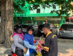 Kelompok Motor Insieme Bagi-Bagi Bendera Merah Putih Jelang HUT RI ke-81