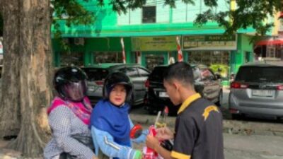 Kelompok Motor Insieme Bagi-Bagi Bendera Merah Putih Jelang HUT RI ke-81