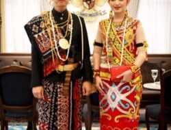 Busana Adat Nusantara Warnai Upacara HUT ke-81 RI, Wapres Gibran Kenakan Adat Rote dan Ibu Selvi Tampil dengan Busana Dayak Kenyah